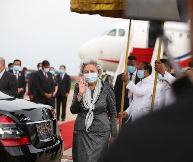 84歲柬埔寨太後離開北京回國！一頭銀發格外精神，灰色套裙太優雅