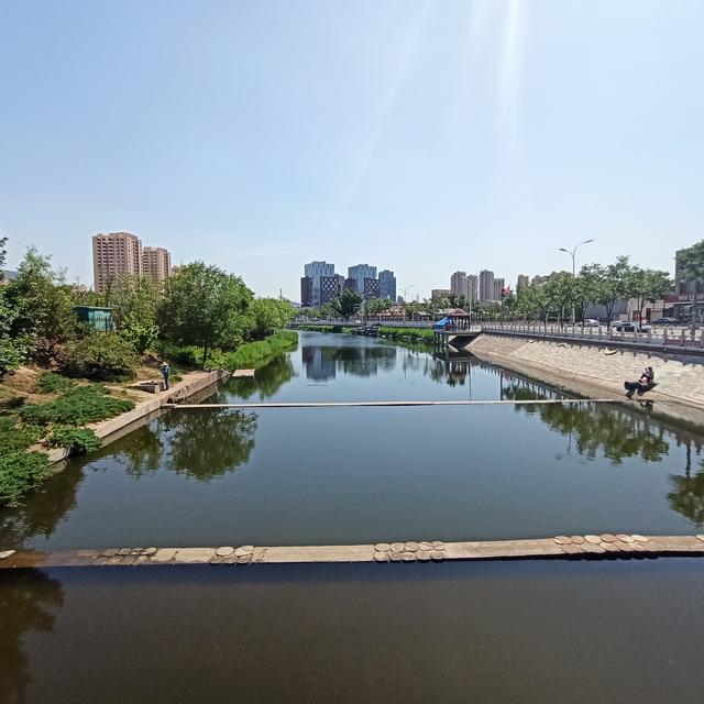 京西门头沟河道风景如画，路边教堂也如此气派