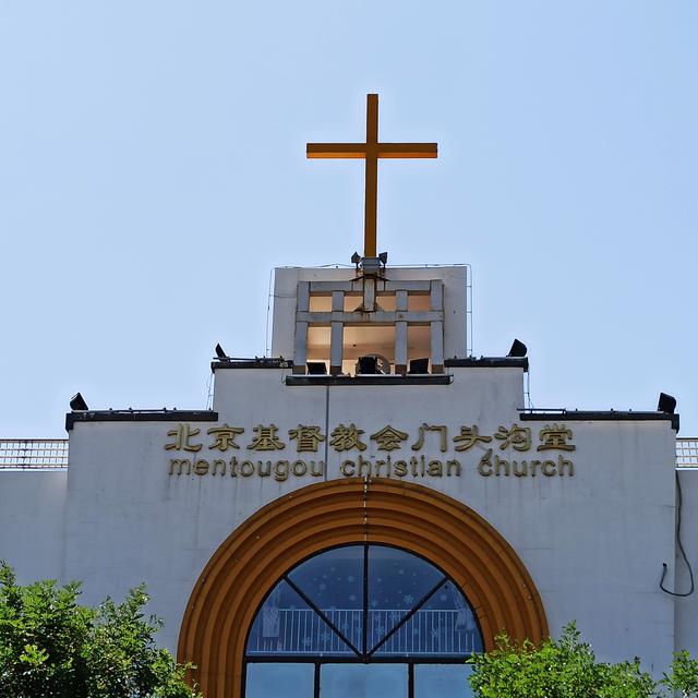 京西门头沟河道风景如画，路边教堂也如此气派