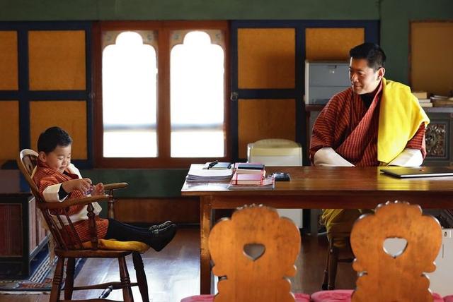 用20张珍贵照片，揭开不丹皇室的神秘日常！让国王等了14年的皇后、不受皇室规范的小王子