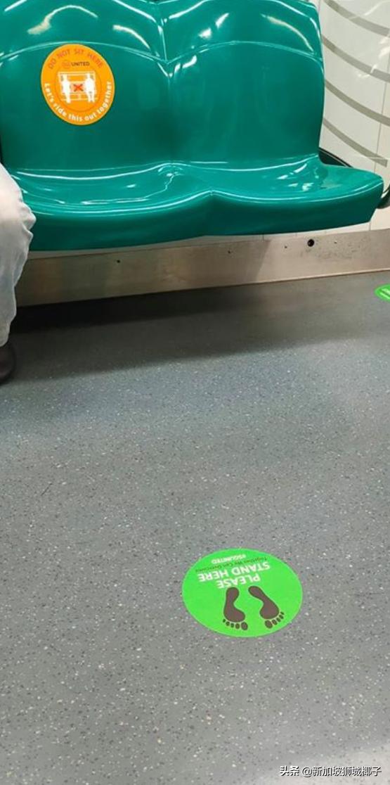 争议！新加坡巴士、地铁上的安全距离贴纸全撕了