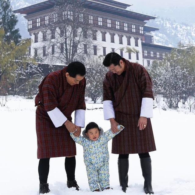 用20张珍贵照片，揭开不丹皇室的神秘日常！让国王等了14年的皇后、不受皇室规范的小王子