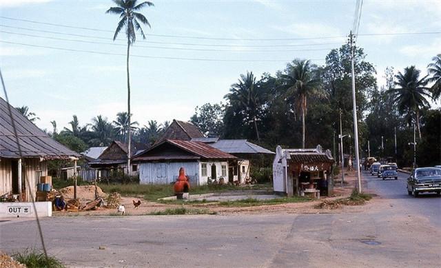 1967年的新加坡,被迫成獨立國家,街道滿地狼藉,過路市民一臉愁容