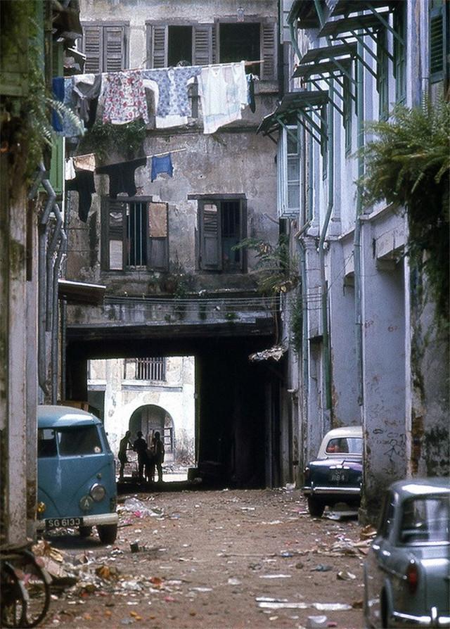 1967年的新加坡,被迫成獨立國家,街道滿地狼藉,過路市民一臉愁容