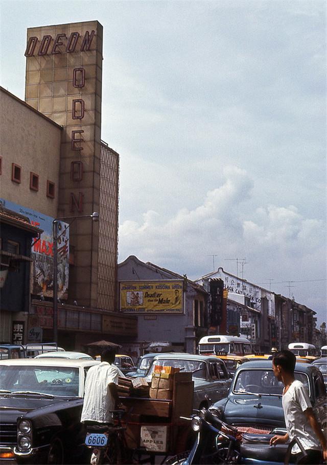 1967年的新加坡,被迫成獨立國家,街道滿地狼藉,過路市民一臉愁容