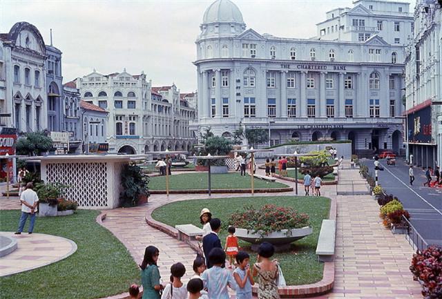 1967年的新加坡,被迫成獨立國家,街道滿地狼藉,過路市民一臉愁容