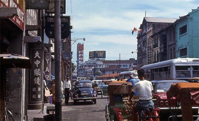 1967年的新加坡,被迫成獨立國家,街道滿地狼藉,過路市民一臉愁容