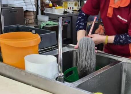 新加坡食閣小販洗手盆裏洗拖把，被發現後大罵拍照網友