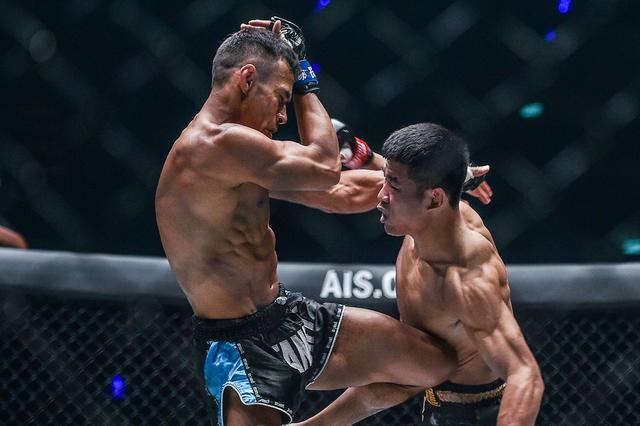 气愤！中国拳王远赴客场遭争议判罚，新加坡格斗赛公信力受质疑