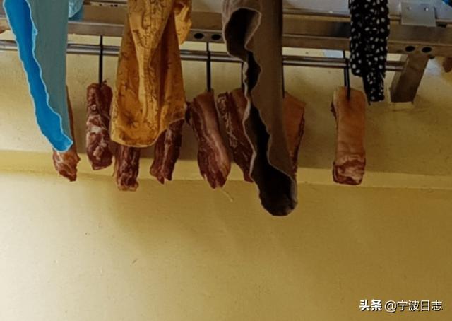 新加坡夫妇想吃腌肉猪肉挂窗外还不到俩小时，竟惨遭大型网暴