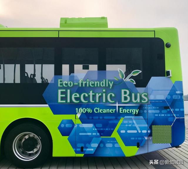 酷！新加坡首批用電的巴士，正式在路上行駛