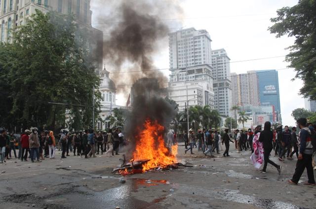 印尼爆发示威游行，抗议者愤怒控诉：政府和外国联手窃取我的财富