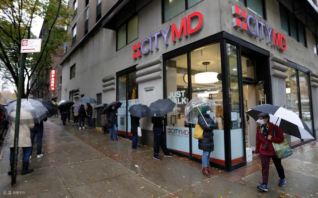 美国新冠肺炎累计确诊病例超1069万例 纽约民众冒雨排队进行新冠检测