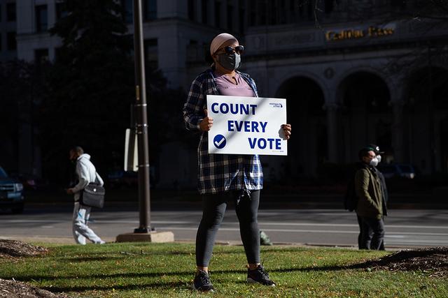 美国大选｜特朗普和拜登支持者街头抗议，为继续抑或停止计票