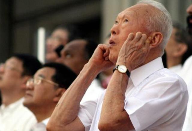 新加坡被马来西亚扫地出门，华裔领袖李光耀，如何带领它涅槃重生