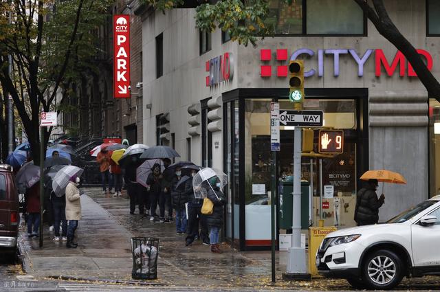 美国新冠肺炎累计确诊病例超1069万例 纽约民众冒雨排队进行新冠检测