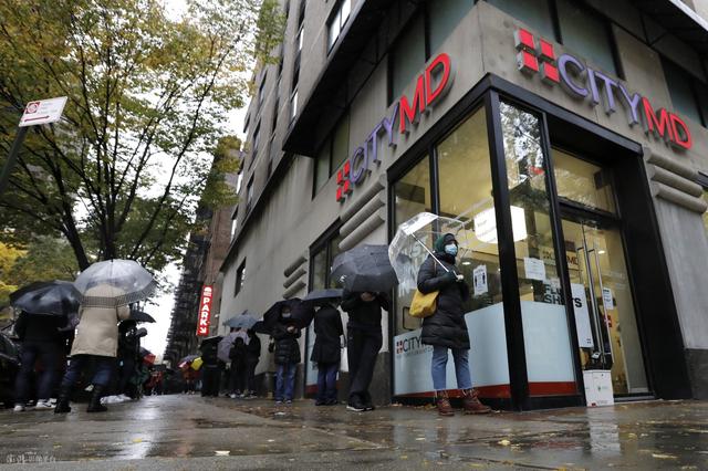 美国新冠肺炎累计确诊病例超1069万例 纽约民众冒雨排队进行新冠检测