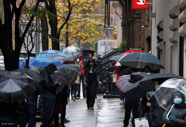 美国新冠肺炎累计确诊病例超1069万例 纽约民众冒雨排队进行新冠检测