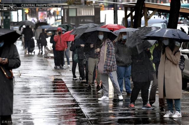 美国新冠肺炎累计确诊病例超1069万例 纽约民众冒雨排队进行新冠检测