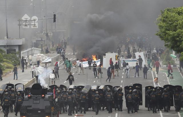 印尼改革捅了"马蜂窝"，每天100万人上街游行，警民爆发激烈冲突