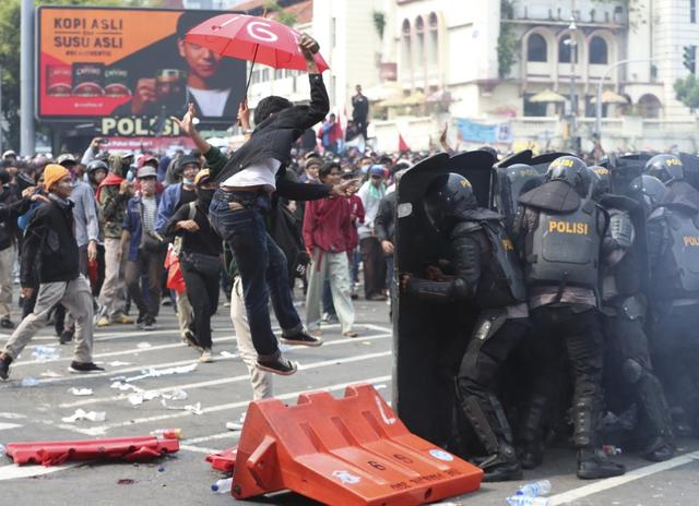 印尼改革捅了"马蜂窝"，每天100万人上街游行，警民爆发激烈冲突