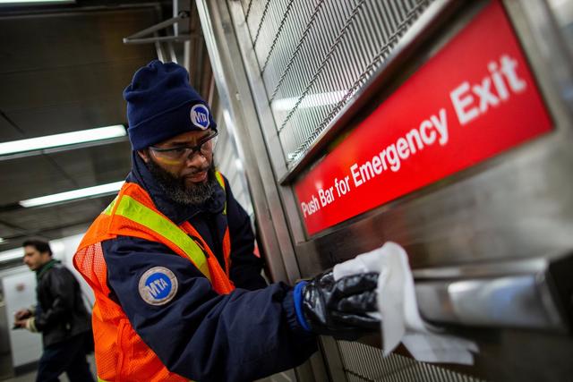 增长势头太猛！美国明年感染病毒死亡人数或达40万人，生物公司加快研发疫苗