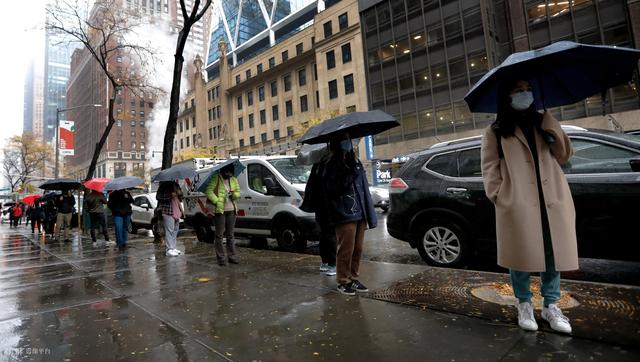 美国新冠肺炎累计确诊病例超1069万例 纽约民众冒雨排队进行新冠检测