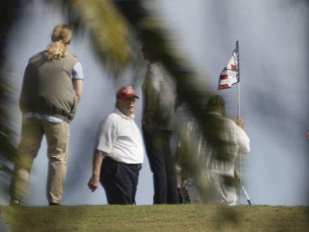 总统不知疲倦为美国人工作?白宫谎言被戳穿,特朗普打高尔夫被拍