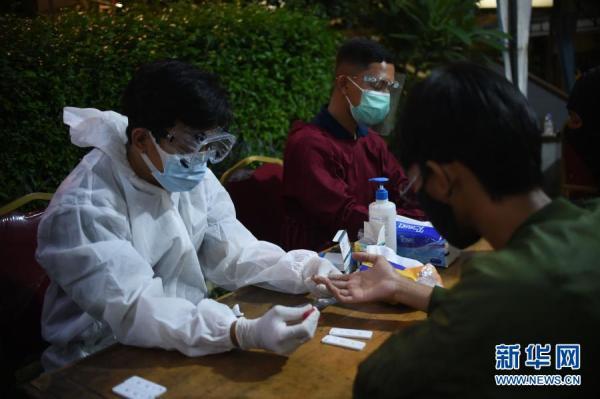 印尼违反新冠疫情防疫规定者接受处罚