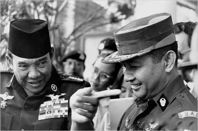 1965年印尼排华事件，30万人遇害，我侨民头颅被挂路旁示众