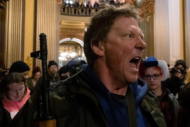 美国坐在火药桶上,右翼军事组织拿起枪杆子,拜登最担心事态发生