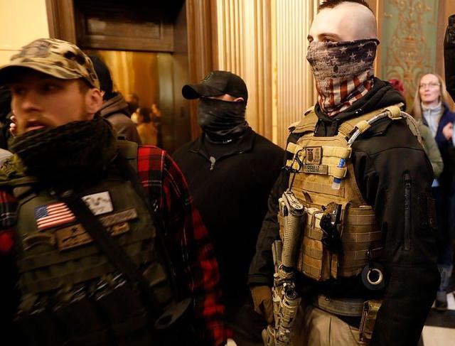 美国坐在火药桶上,右翼军事组织拿起枪杆子,拜登最担心事态发生