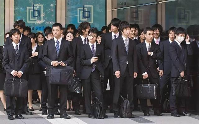 日本“打工人”上热搜：超三成年轻公务员加班超“过劳死”线
