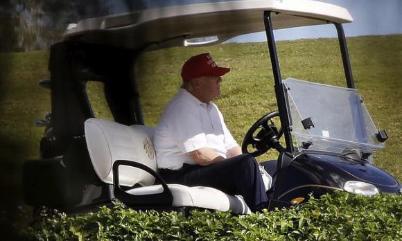 总统不知疲倦为美国人工作?白宫谎言被戳穿,特朗普打高尔夫被拍