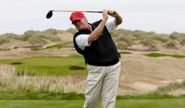 总统不知疲倦为美国人工作?白宫谎言被戳穿,特朗普打高尔夫被拍