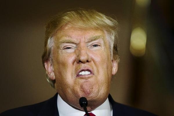 美国人逃过一劫!特朗普终于签署纾困法案,美国政府差点就关门了