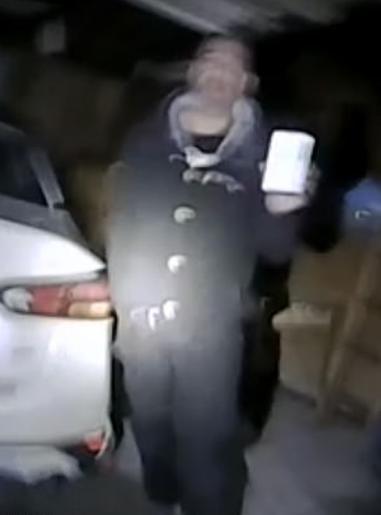 美国手无寸铁黑人男子漆黑中亮起手机 一转身遭警察枪杀