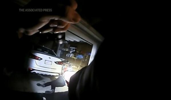 美国手无寸铁黑人男子漆黑中亮起手机 一转身遭警察枪杀