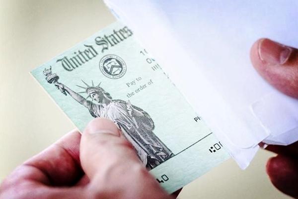 为给拜登挖坑,特朗普把美国人坑得不轻,纾困法案硬拖到圣诞节后