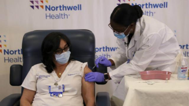 超200万美国人注射第一剂疫苗,最新感染人数仍大于接种人数