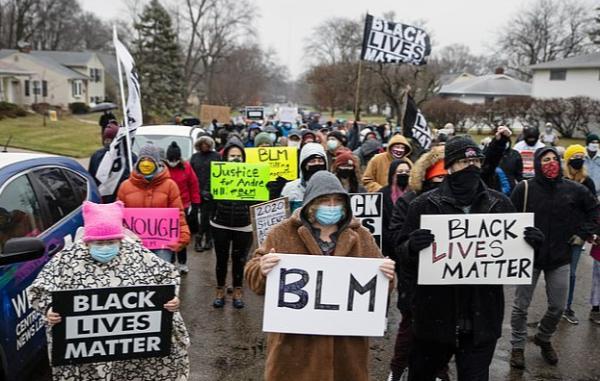 美国手无寸铁黑人男子漆黑中亮起手机 一转身遭警察枪杀