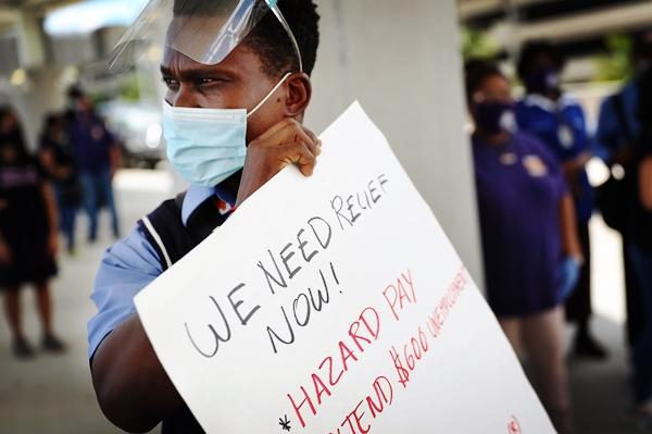 美国人逃过一劫!特朗普终于签署纾困法案,美国政府差点就关门了