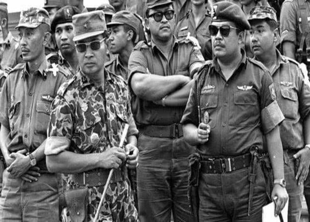 1965年印尼排华事件，30万人遇害，我侨民头颅被挂路旁示众