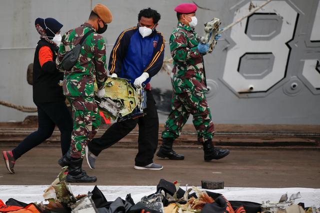 印尼失事客机打捞工作持续进行