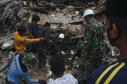 印尼强震已致78人死逾800人伤 大雨阻碍搜救工作