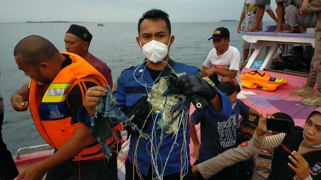 印尼噩耗再次传来，波音737客机高度断崖下降超1万英尺，飞机成碎片