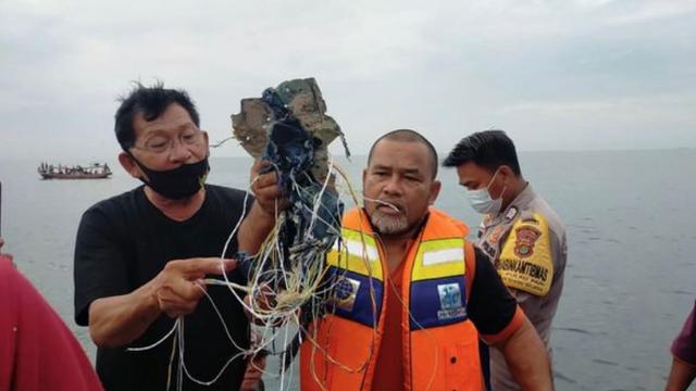 印尼噩耗再次传来，波音737客机高度断崖下降超1万英尺，飞机成碎片