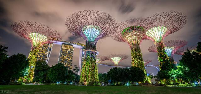 新加坡GDP约3720亿美元，人口570万，它发展的怎样？