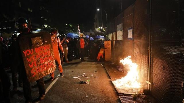 美国骚乱止不住！左翼拒绝放弃，右翼也要闹事，准备靠武力镇压吧