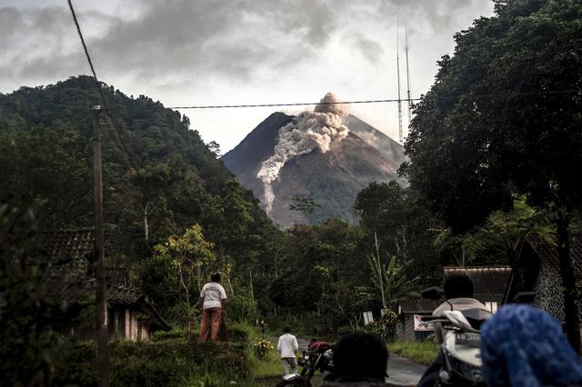 印尼：喷发的默拉皮火山